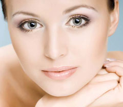 Mirada rejuvenecida con la Blefaroplastia Superior de Autoaumento
